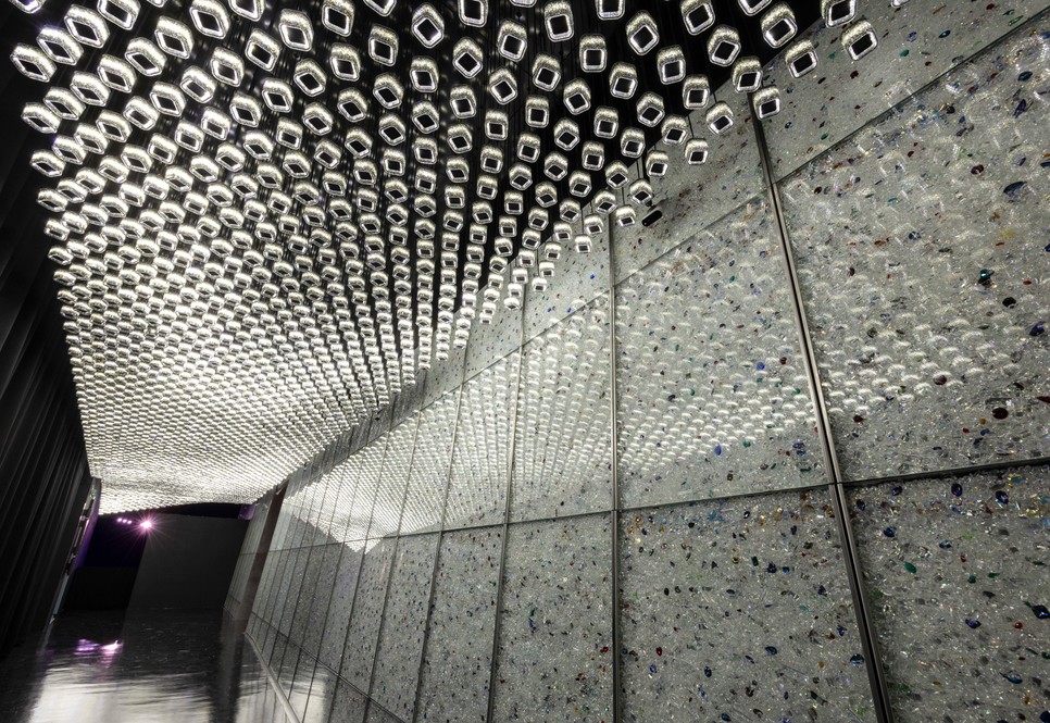 A Kristallstimmen (Kristályhangok) nevő kamrában emberi történeteket hallgathatsz az apró kristályokkal megtöltött hangszórókból, ha alájuk állsz, elsétálsz alattuk