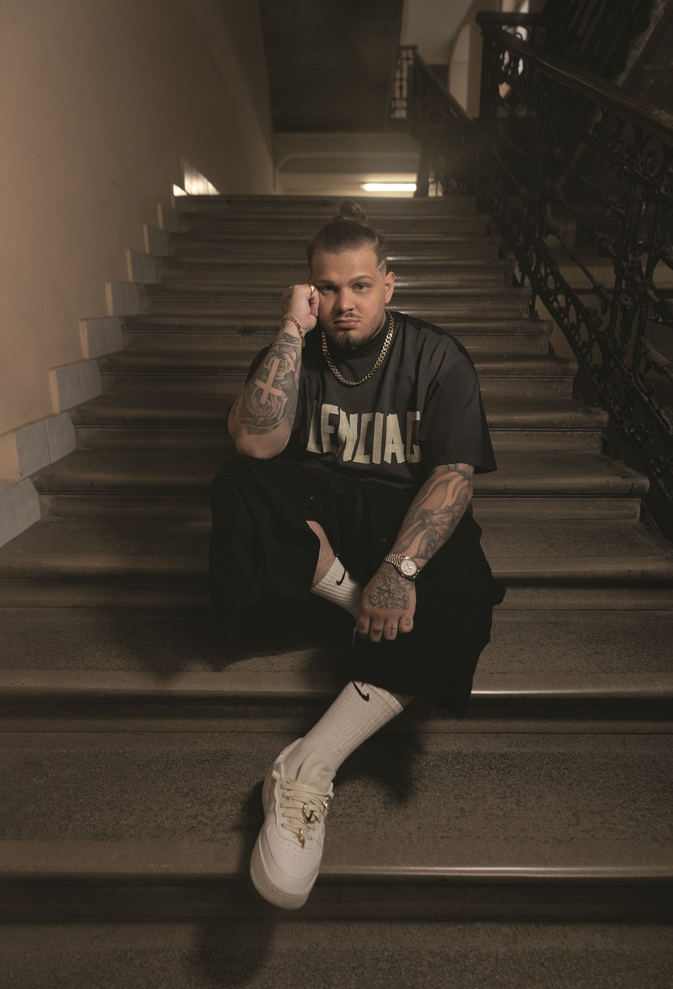 Desh: „Az én esszenciám szerintem az, hogy mindig újat csinálok” - Póló BALENCIAGA – Haeven | Szoknya ZSIGMOND | Cipő Desh sajátja