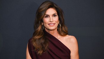 Cindy Crawford 60 évesen tért vissza a kifutóra, megjelenésétől leesett az állunk