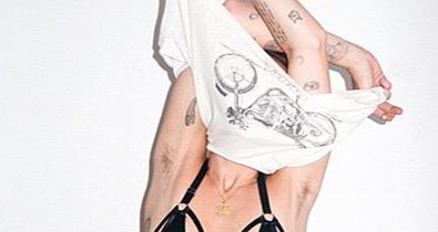 Hónaljszőrt és szadomazo melltartót mutat Miley Cyrus