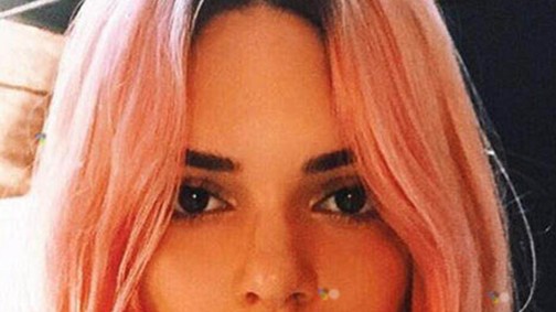 Kendall Jenner rózsaszín haja szupervagány!