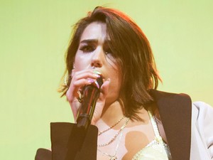 Egy szál melltartóban, és szuperkockás hassal demonstrál Dua Lipa