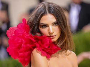 Sosem találod ki, kivel jött össze Emily Ratajkowski