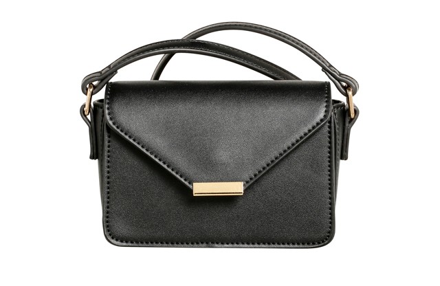 A pici, fekete táskát akár egy farmeres szettel is felveheted. Beleférnek a legszükségesebbek, telefon, pénztárca és a kezed szabad lehet. C&A 4590 Ft