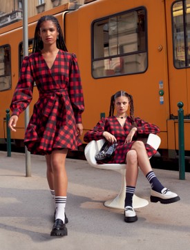 Kockás ruha MSGM - Hapfprice 43 995 Ft, Fülbevaló, nyaklánc és táska H & M 12 495 Ft, 18 995 Ft/2 db, 12 995 Ft, Zokni ADIDAS - Footshop 7990 Ft/ 3 pár, Cipő CATWALK - Deichmann 13 990 Ft