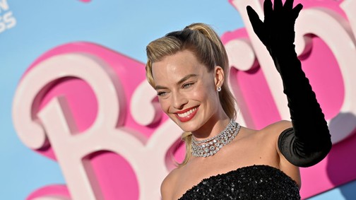Igen, Margot Robbie tényleg utcai ruhában lépett a vörös szőnyegre, íme a végeredmény