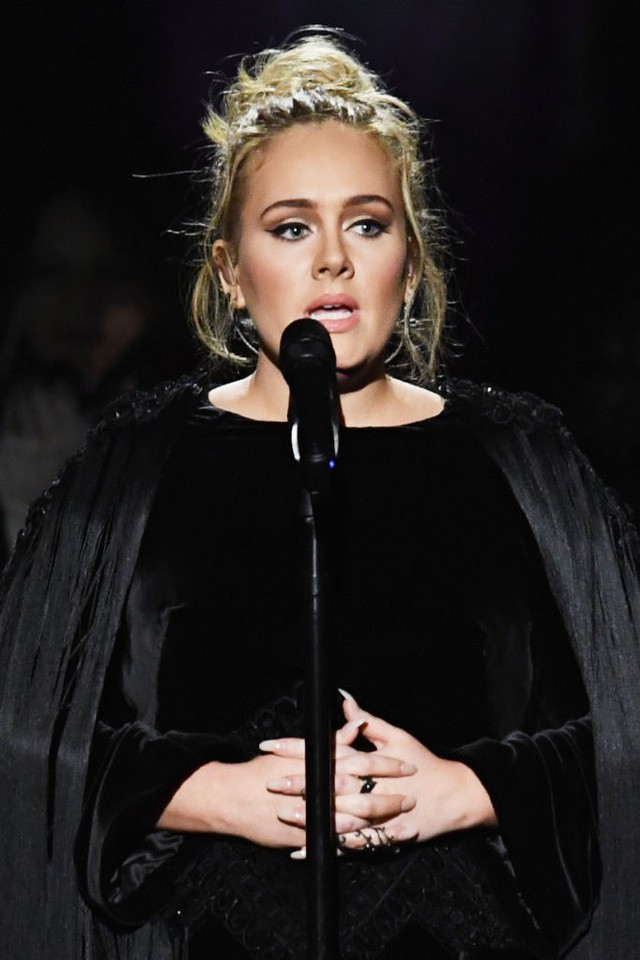 Óriási humor: Adele öreg néninek sminkelte magát szülinapja alkalmából!