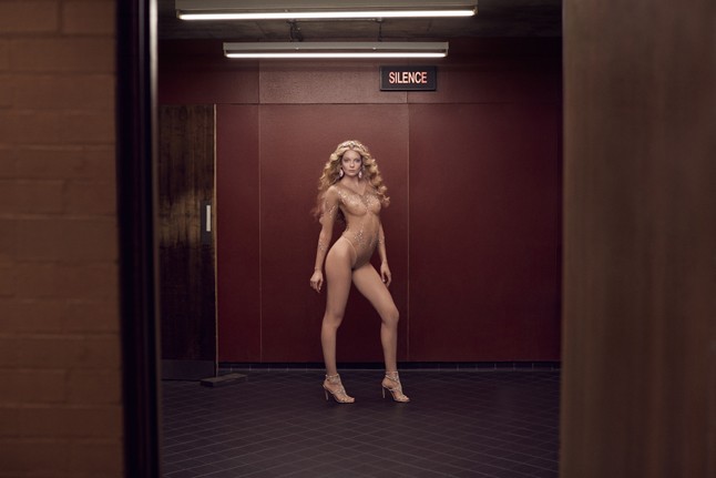 Izzás! Enikő a szezon legszexibb fehérneműiben a színházban