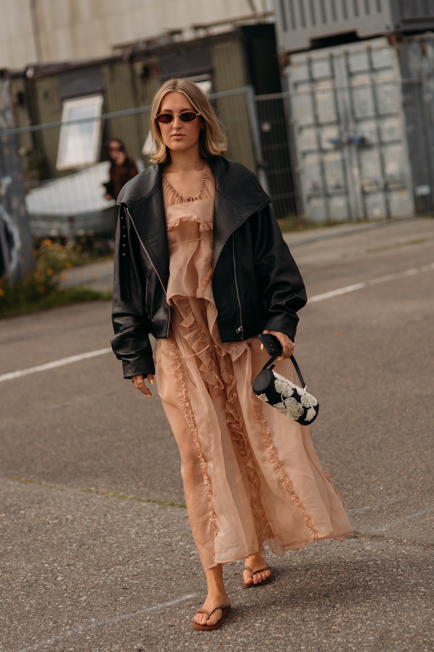 Mell alatt szabott maxiruha, optikailag jól elhelyezett fodrokkal: nőies és kifejezetten komfortos