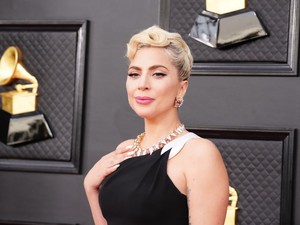Lady Gaga ujjára gyűrű került, és nagyon szokatlan módon jelentette be az eljegyzését