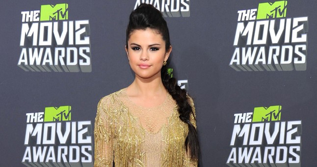 Így gyakran látjuk, kiegyenesített hajjal