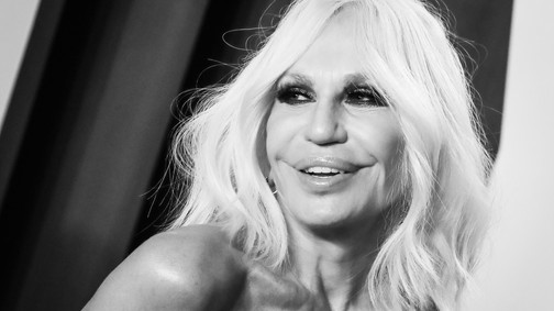 Donatella Versace 30 év után távozik a divatház éléről, ez a személy veszi át a vezetést