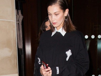 Bella Hadid műanyag csizmája a legfelkavaróbb dolog így reggel!