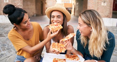 Te is minden alkalommal megvárod, amíg más enni kezd? Ez a pszichés oka