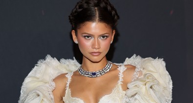 Zendaya istennőként tündököl, extrém helyen kivágott ruhában pózolt a vörös szőnyegen