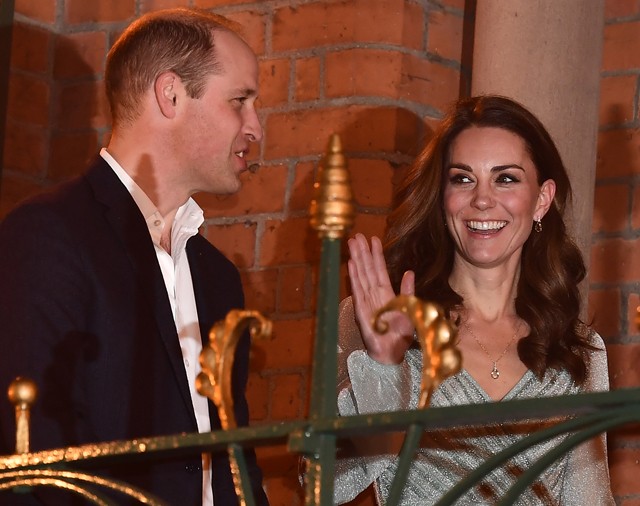 Katalin hercegné méregdrága szettben csapolja a sört