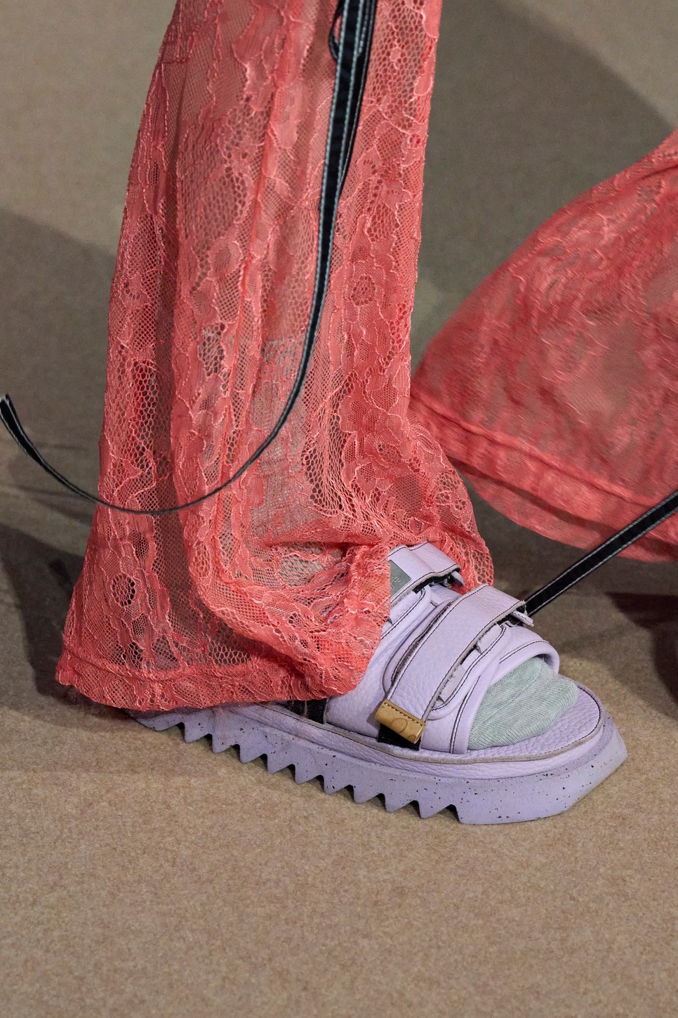 Apa szandál zoknival