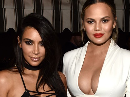 Imádjuk, ahogy Chrissy Teigen beszólt Kim Kardashiannak