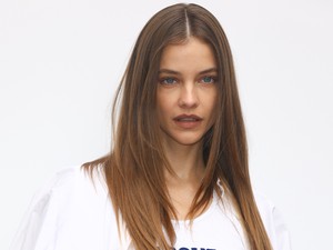 Bejelentése után először lépett utcára Palvin Barbara, a modell fehér miniruhában tündökölt