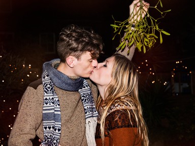 Ez történik, ha megcsókolsz valakit a fagyöngy alatt karácsonykor