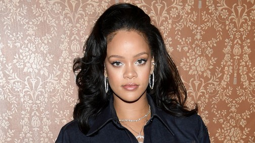 Ez a zokni 350 ezer forintba kerül, Rihanna meg felvette