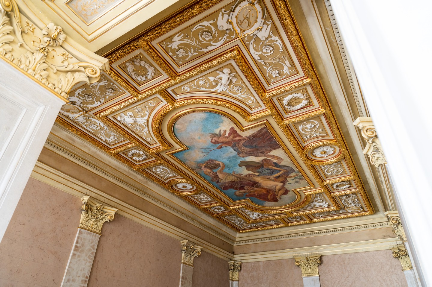 Lenyűgöző freskókat csodálhatunk meg az Imagine Budapest sétáján