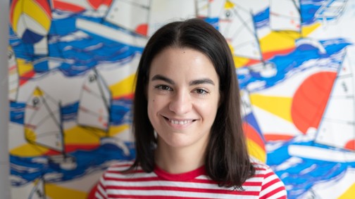 Akvarell anyósnyelv, végtelenbe kígyózó metrólépcsők, kockás abroszos kantin asztal – Balázs Viola mintatervezővel beszélgettünk