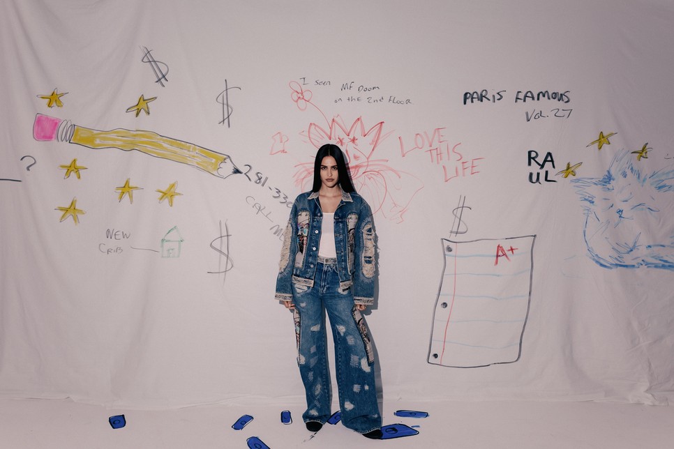 Amelia Gray a H&M Basquiat kollekció egyik darabjában