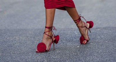 Megérkezett a nyár legbájosabb cipőtrendje: 11 virágmintás szandál, aminek lehetetlen ellenállni