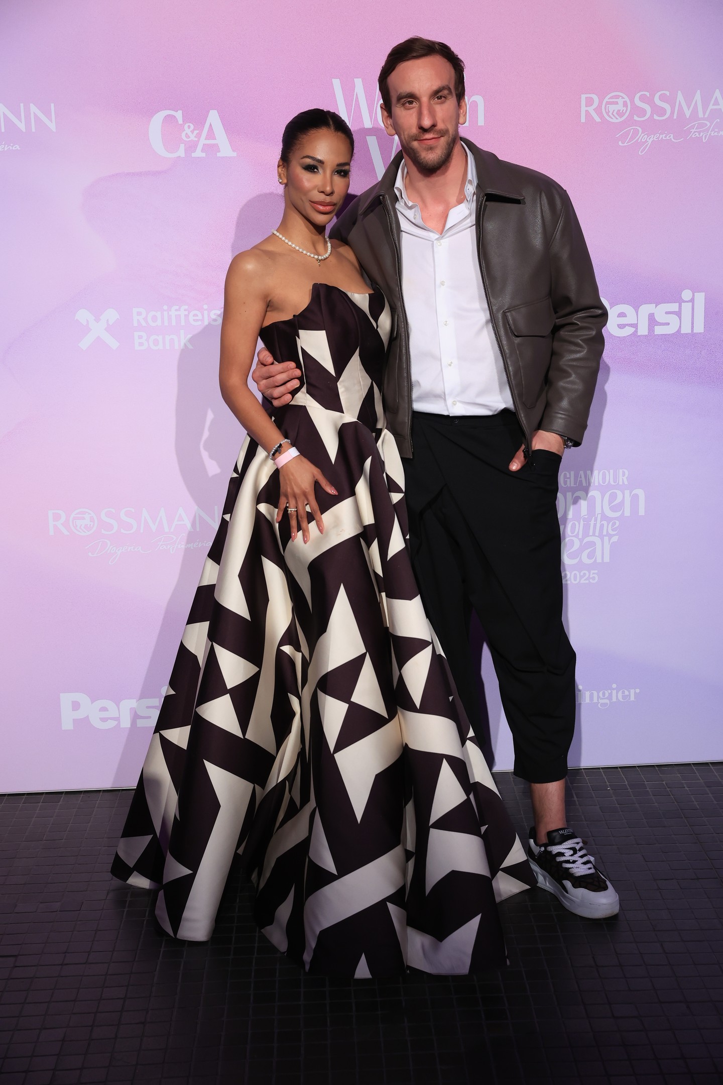 Aryee Claudia Dedei (Tücsi) és párja, Sofron István egymást átkarolva tündököltek a gálán. 