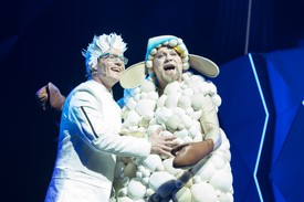 Az Álomutazó című mesemusicalben Stohl András a báránybőrbe bújt Szabó Győzővel. 