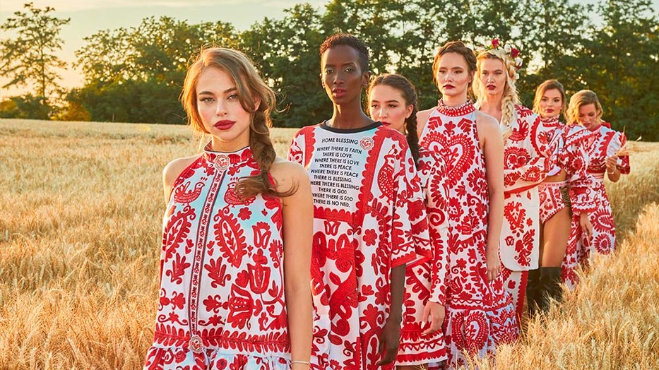 Hedvig szülővárosában, Újkígyóson készültek az új kollekciókat bemutató képek. Mindig fontos hogy emlékezzünk rá, honnan jövünk! Ez a Sugarbird tulajdonosának is az életfilozófiája