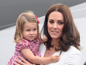 Megacukiság!! Kate Middleton és Vilmos a gyerkőcökkel érkeztek Lengyelországba