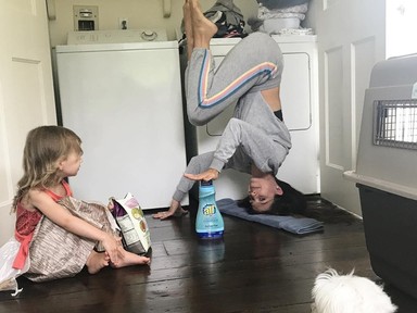 Alec Baldwin felesége, Hilaria bebizonyította, BÁRHOL lehet edzeni!