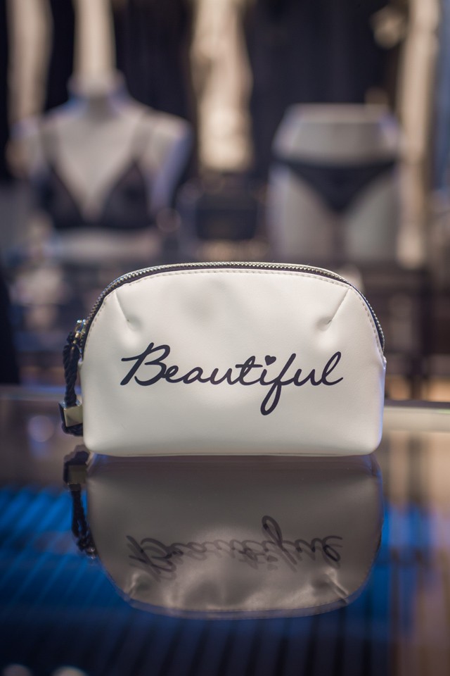 Vagy ezzel a neszesszerrel!