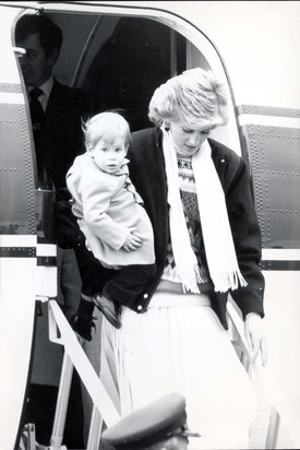 Harry herceg 18 hónaposan érkezett első hivatalos megjelenésére édesanyjával.