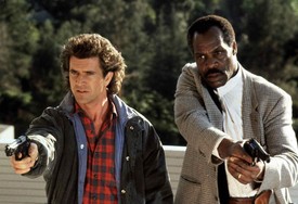 A nyugodt Roger Murtaugh mindig a visszavonulásra gondol, Riggs azonban zaklatott, depressziós alak. A Halálos fegyver nyomozópárosa egyszerre szórakoztató, és izgalmas órákat szereztek nekünk, még most is imádjuk őket
