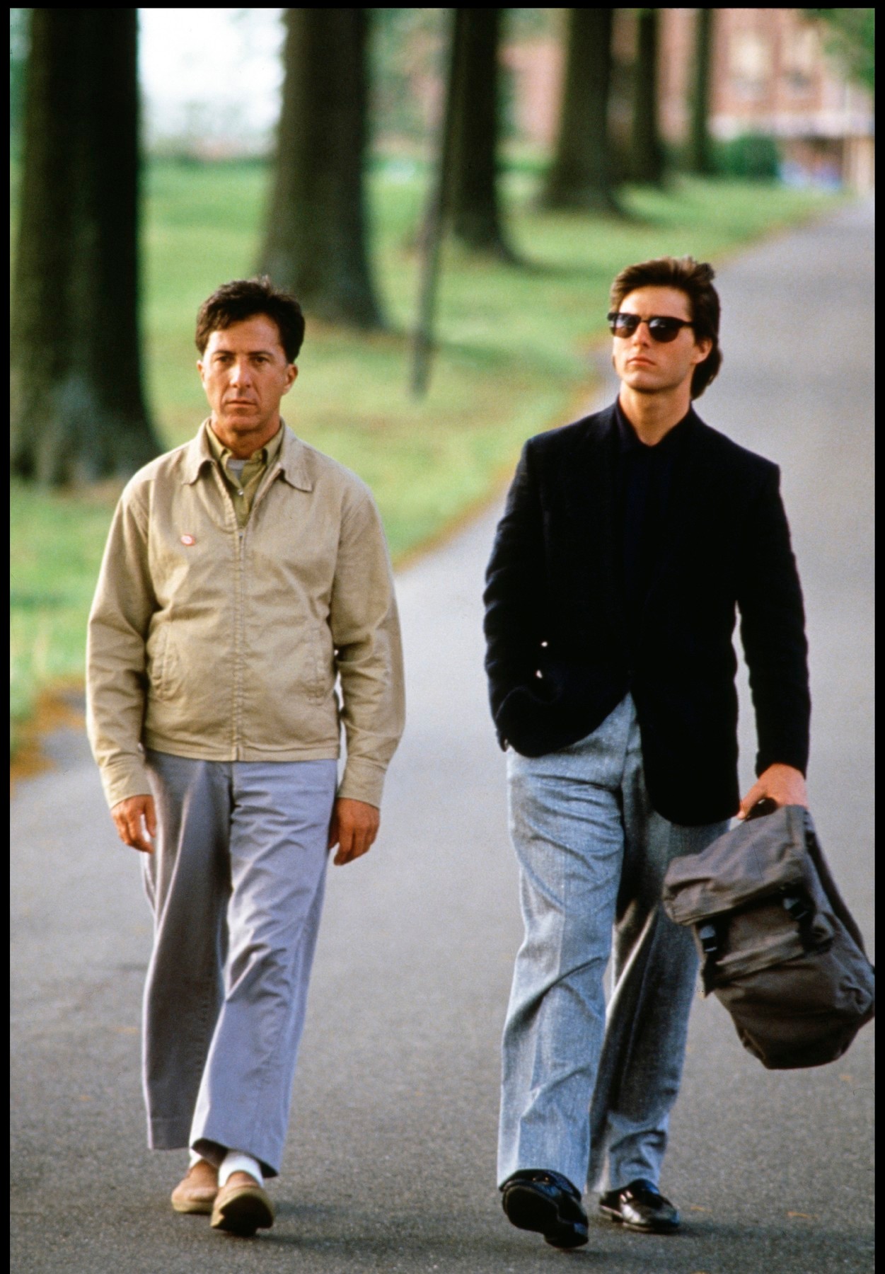 1988: Dustin Hoffman és Tom Cruise főszereplésével készült ez a mesteri produkció, melynek üzenete egészen csontig hatol. A film egy testvérpárról szól: az egyikük gazdag és sikeres, a másikuk autista és egy intézetben él. Az aranyéletet élő fiatalabb testvérnek viszont még több pénzre fáj a foga, ezért mindent megtesz azért, hogy elorozza az örökséget bátyjától. 