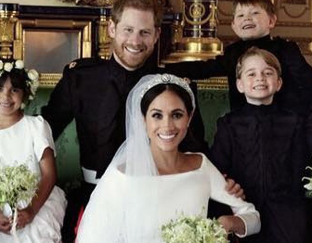 Olvadozunk! Itt az esküvő utáni hivatalos fotó, és az egész királyi család rajta van!