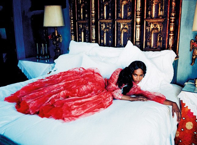 Vogue, 1998. március. Fotó: Ellen von Unwerth.