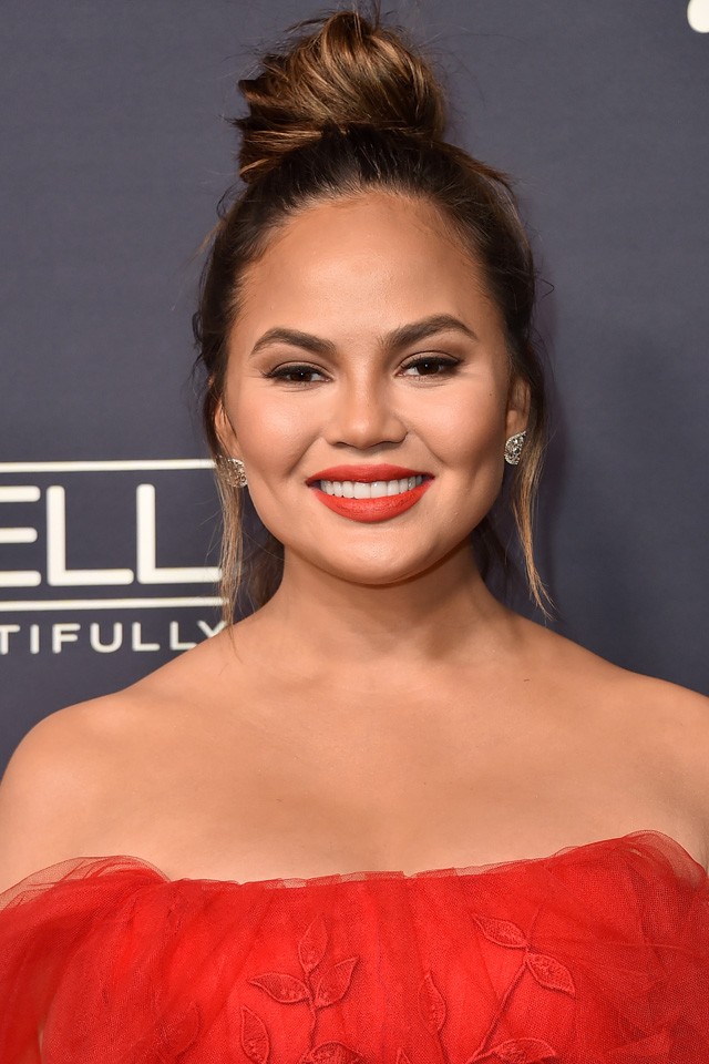 Chrissy Teigen már megint trollkodik, most a Victoria`s Secret show-t figurázta ki!