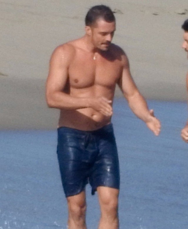 Orlando Bloom kiemelkedik a habokból