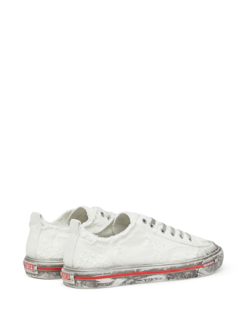 Ez a visszafogott stílusú darab sem hiányozhat egy sneaker rajongó gardóbjából