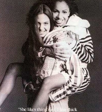 Felismered? Igen, ez nem más, mint Angelina Jolie, aki a hátán viszi a modellbarátnőjét. A ma már szupersztár státuszba emelkedő Jolie 17 évesen modellként kezdte, és JC Penney márka kampánya volt a legnagyobb dobása