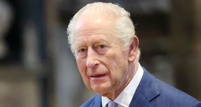 Nagy bejelentésre készül Károly király rákbetegségével kapcsolatban, a tévében is közvetítik beszédét