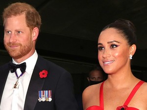 Micsoda napra ébredtünk: Meghan Markle eszméletlen piros ruhában tért vissza a vörös szőnyegre