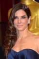 Sandra Bullock sosem téved. Általában egyenes hajjal látjuk, de a hullámos is csodásan áll neki.
