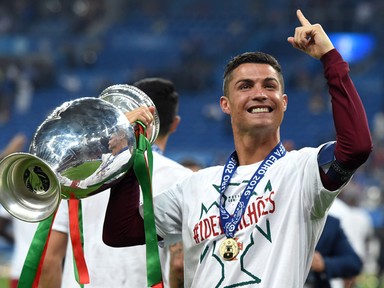 Cristiano Ronaldo saját alsónadrágot dob piacra, kockás hasú Herkulesként feszít is benne