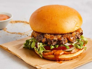 Önvezető autó? Oda se neki! Itt a hamburgerkészítő robot