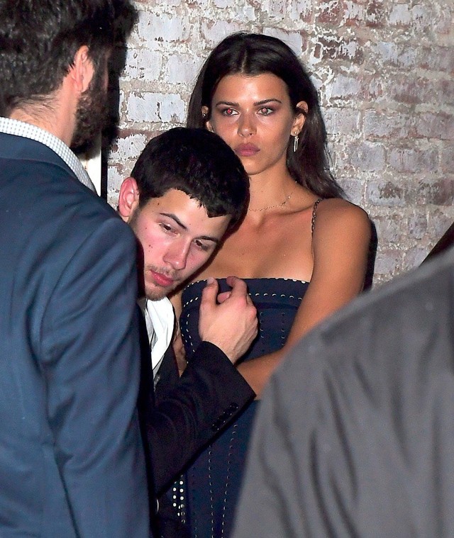 Nick Jonas ezzel a Victoria`s Secret modellel randizik